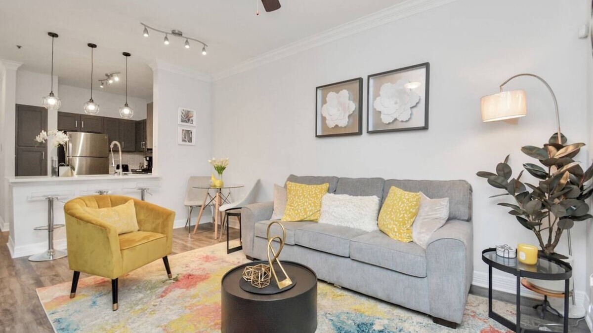 South Central Houston Apartment | The Sunshine Oasis near Rice Village