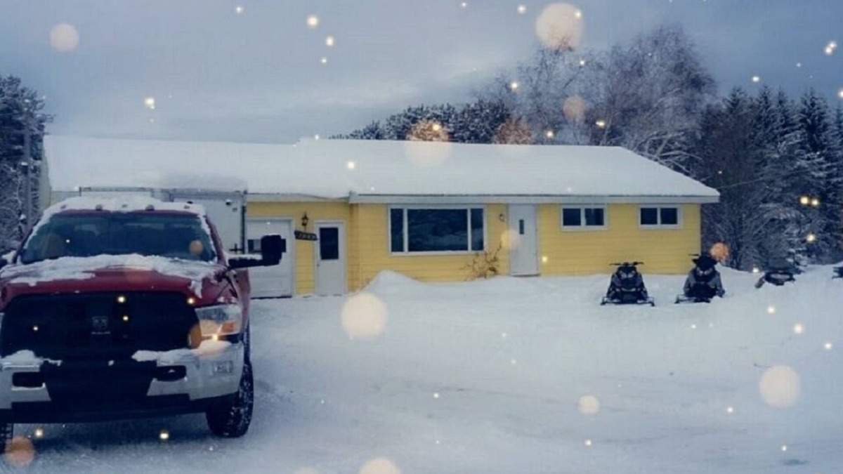 Newberry House | The Sunshine Shack of Newberry Michigan conveniently located and sleeps up to 8