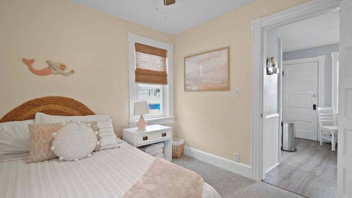 Bristol Apartment | The Surf Shack- adorable 2 BR walk to waterfrontnn