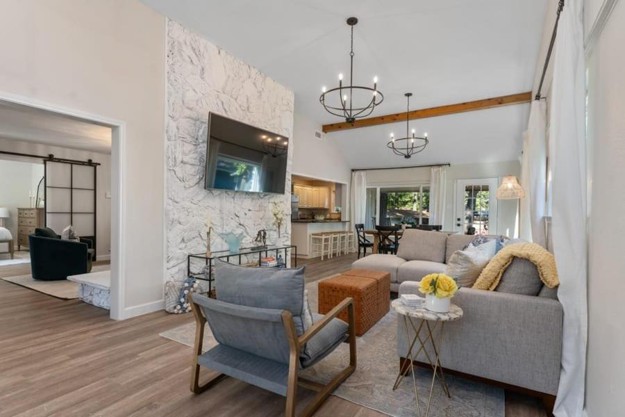 Enchanted Oaks House | The Susser Estate with Guest Cottage 20 Guests