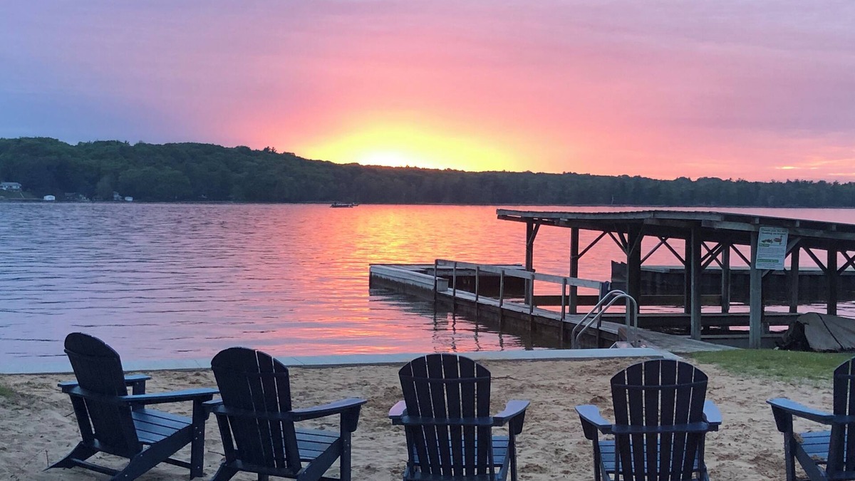 Ludington Cottage | The Swallow Cottage-Charming 2-bedroom cottage on Hamlin Lake.