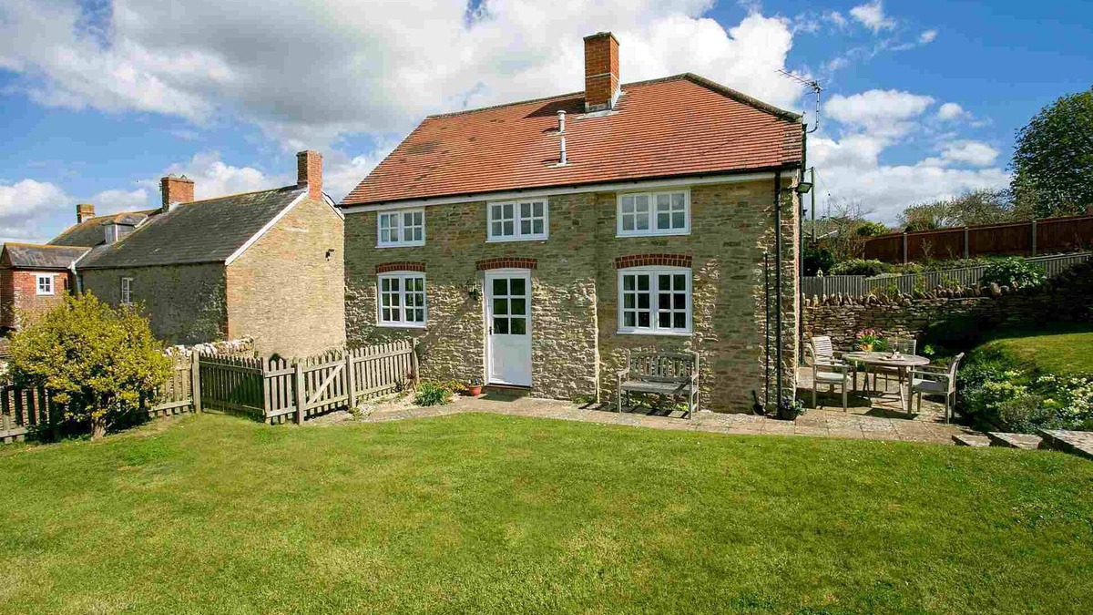 Littlebredy Cottage | The Swallows, 2 bedroom Dorset Cottage set on working farm near the Dorset Coast