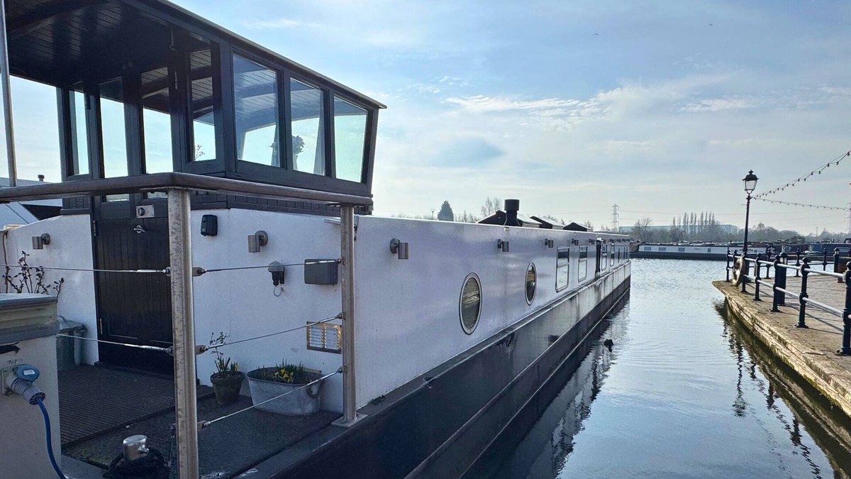 Barton under Needwood House | The Swan Flotel | Barton Marina
