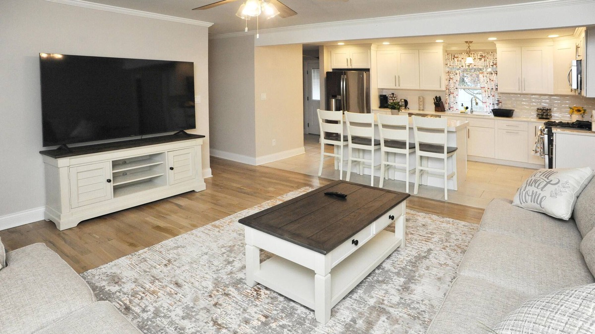 Portage House | The Swan- The best place to stay in Portage Beautiful 4-Bed 2-Bath House