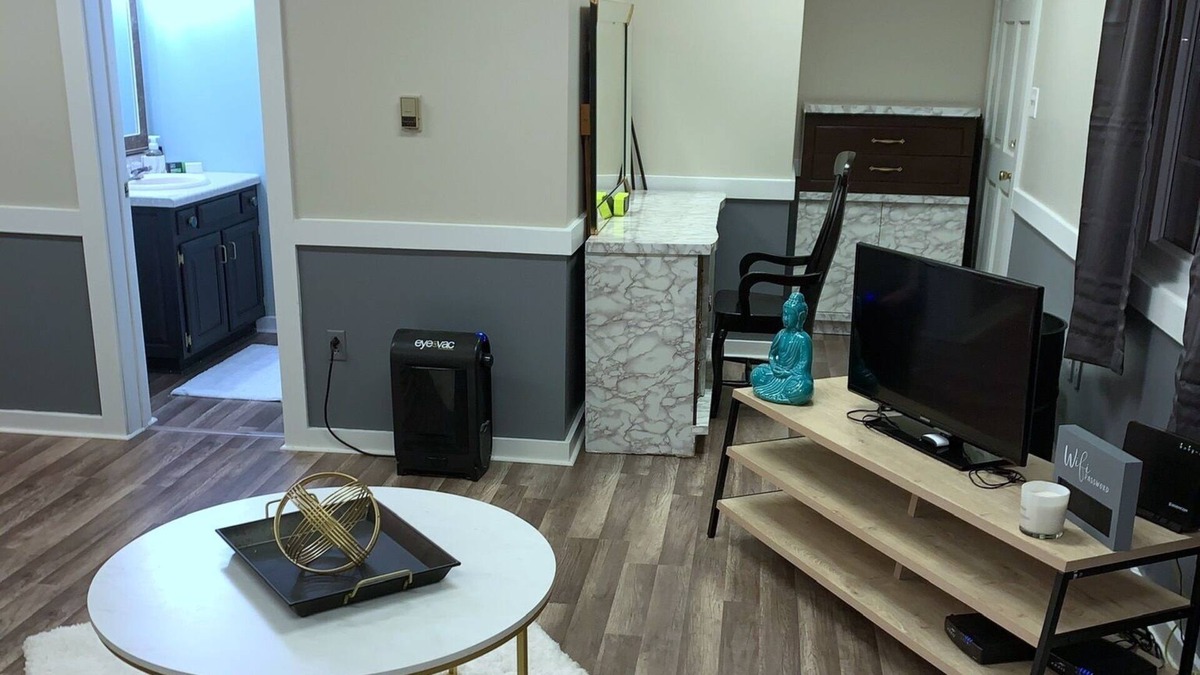 Lexington Apartment | the sweet spot,newly renovated loft, walk 2 Beech Lake, wifi, smart tvs, kitchen