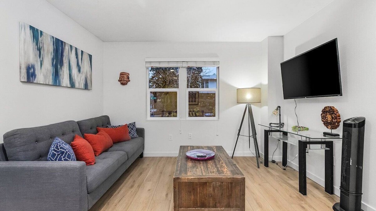 Minor Apartment | The Sweetest Hideaway - 81 Walkscore!
