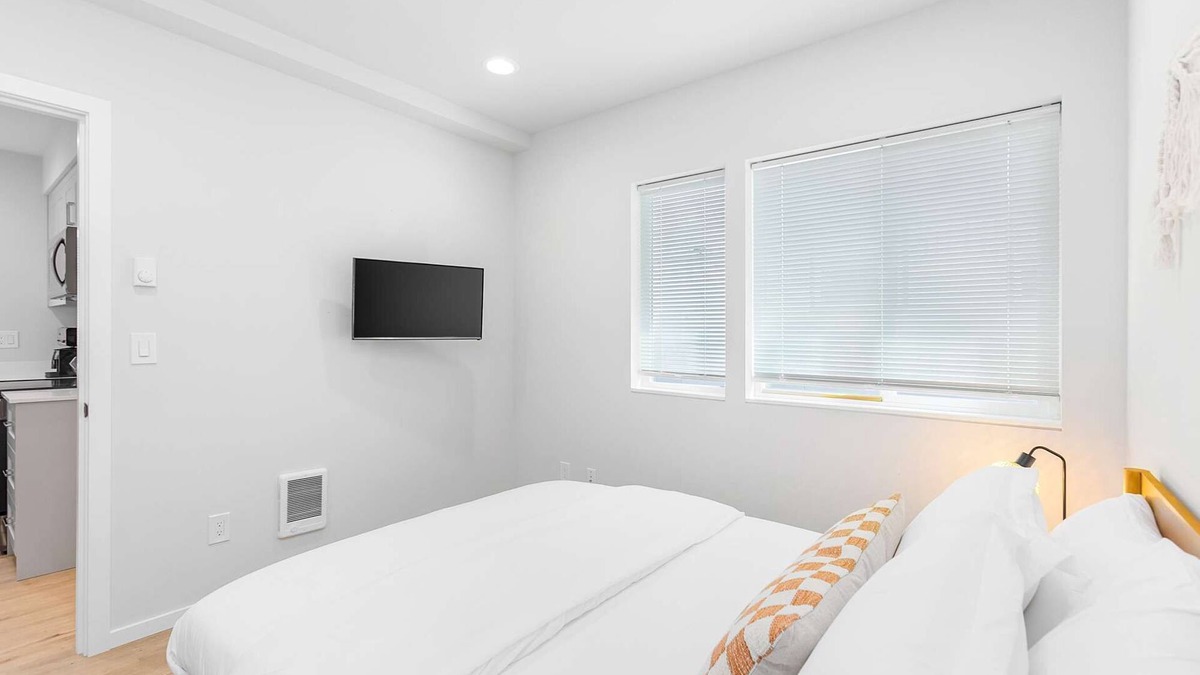 Whittier Heights Apartment | The Sweetest Suite - 91 Walkscore!