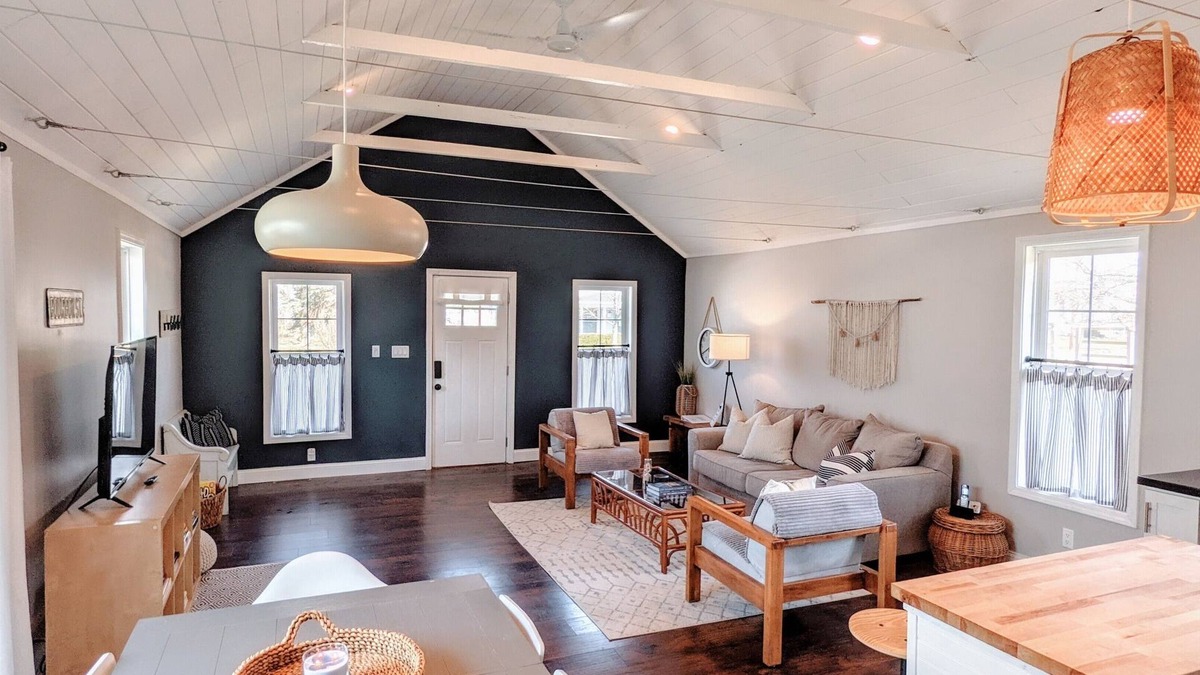 Three Oaks House | The Sycamore Cottage - 2 BR & 1.5 Bath - Hot Tub - Steps to Downtown