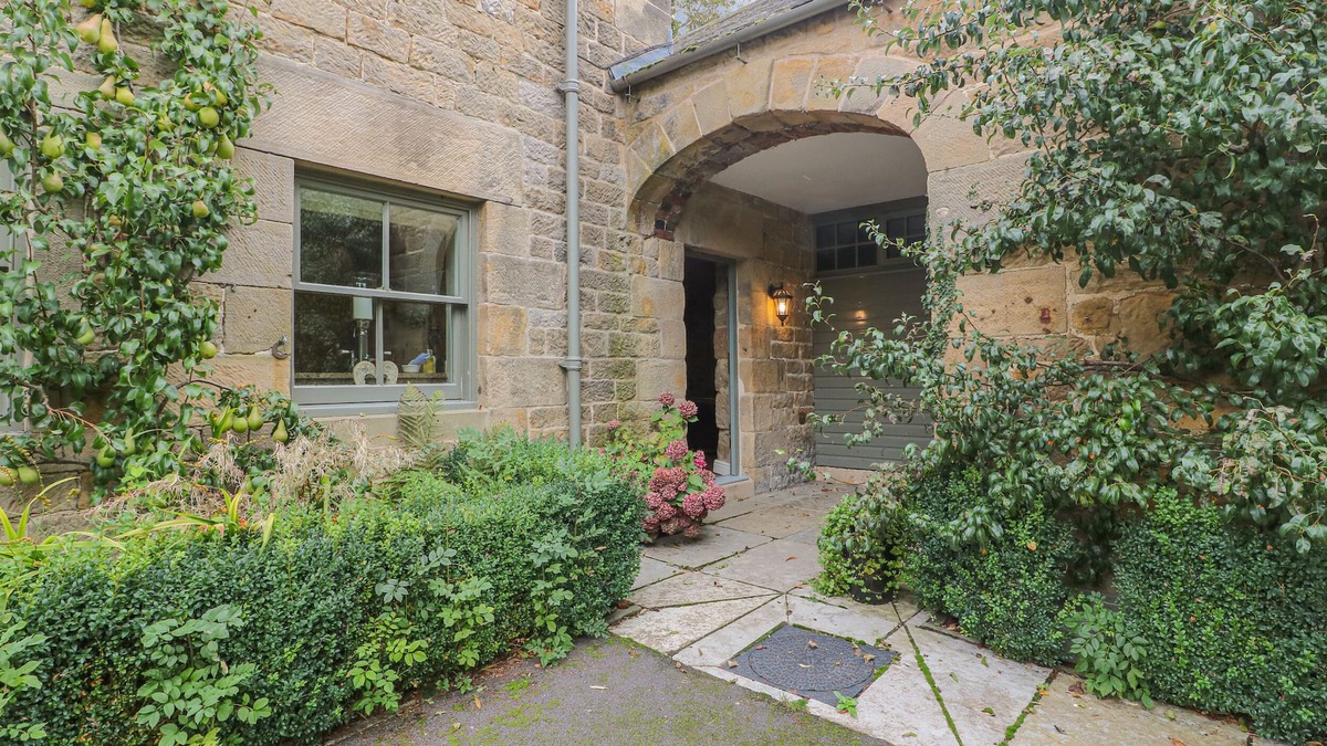 Kelstedge Cottage | THE TACK ROOM COTTAGE, pet friendly, with a garden in Ashover