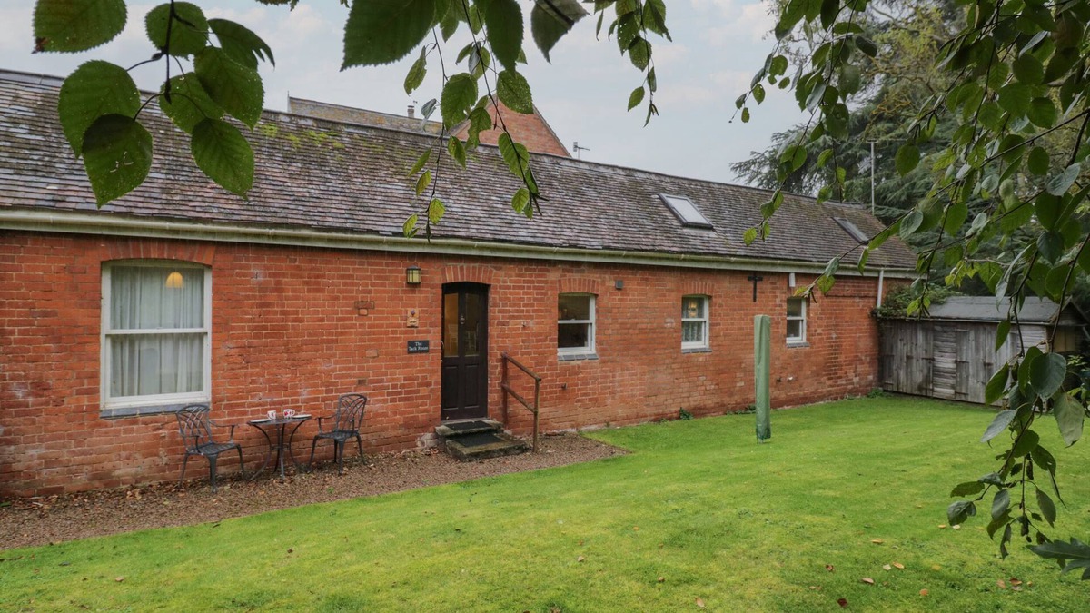 Severn Stoke Cottage | THE TACK ROOM, pet friendly, with pool in Upton Upon Severn