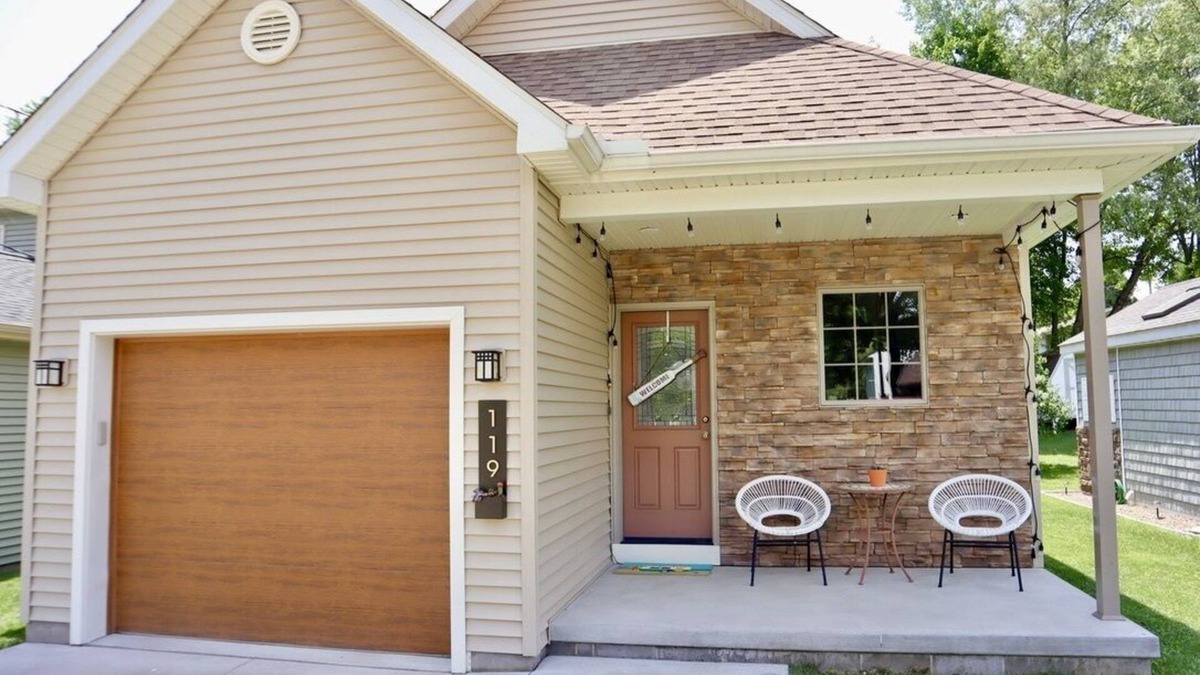 Edinboro House | "The Tahoe" Modern Lake House Retreat~Close to Beach & Lake!
