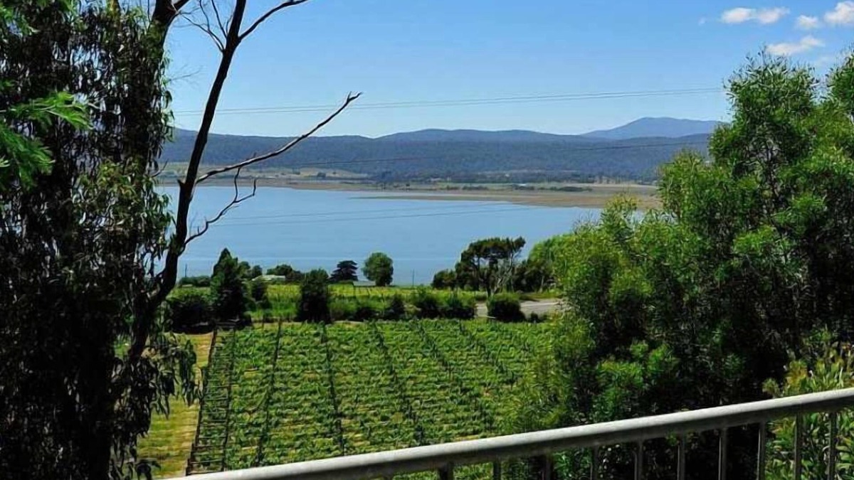 Grindelwald Apartment | The Tamar Ridge Lookout at Tamar Ridge Apartments