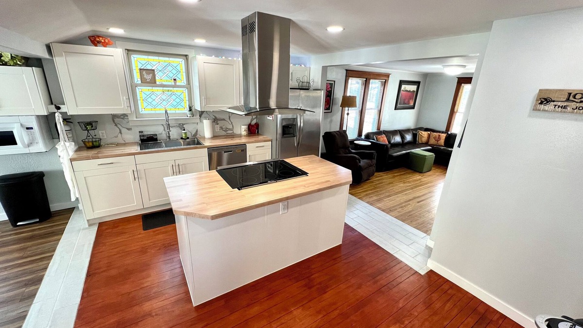 Red Wing House | The Tangerine Terrace - Charming 4-bedroom house in Red Wing with two king beds