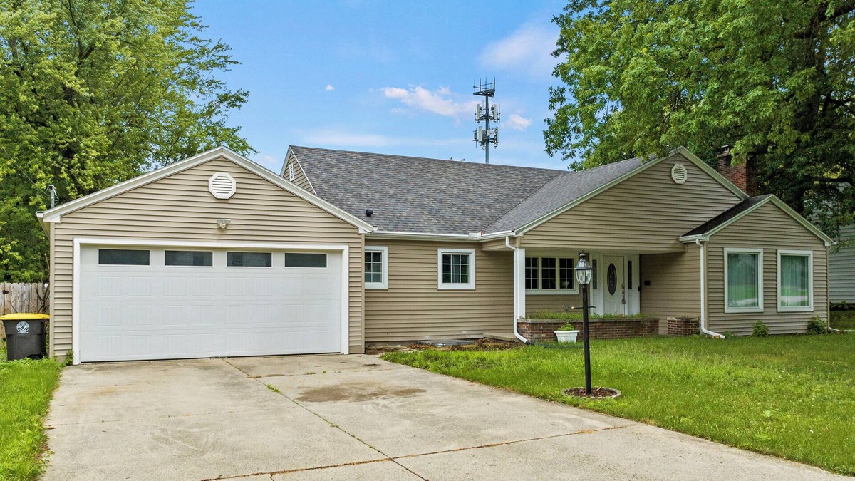 Fort Wayne House | The "Team House", large home near SportOne Sleeps 26+