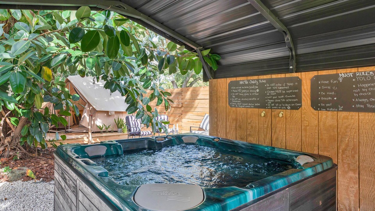 Kissimmee Cottage | The Temple & Glamping + Hot Tub, 15 Min Away from MCO, 25 min from Theme Parks