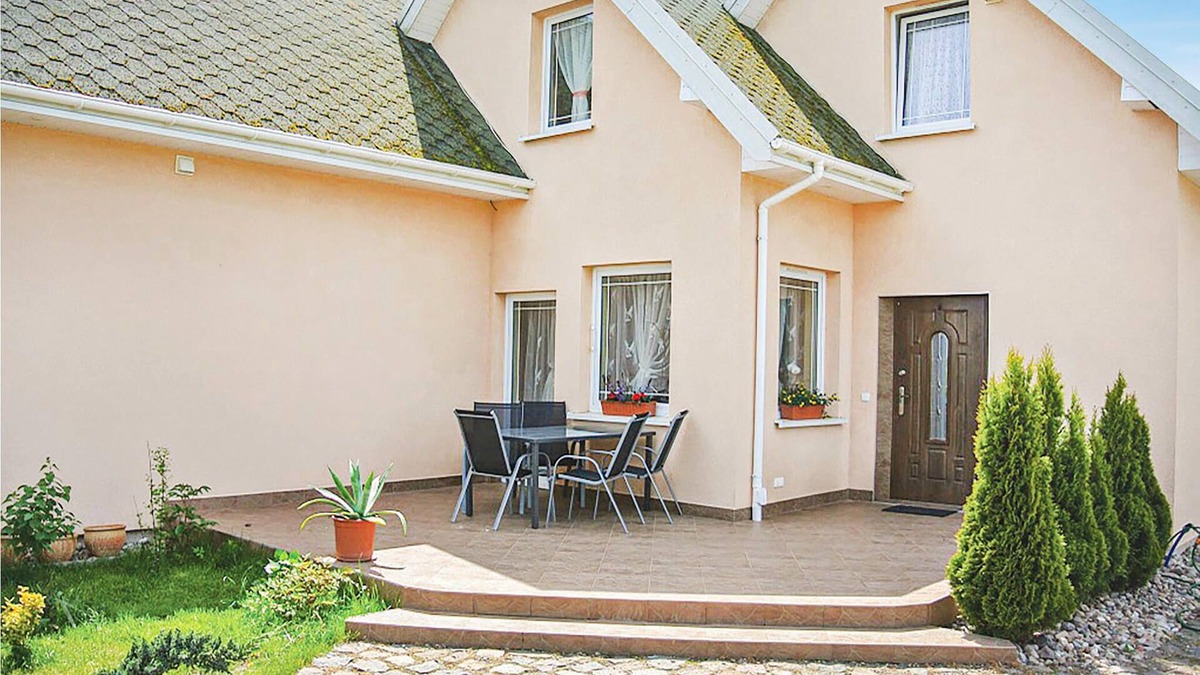 Osieki House | The terraced house is located on large, fenced plot, where also the owner lives.