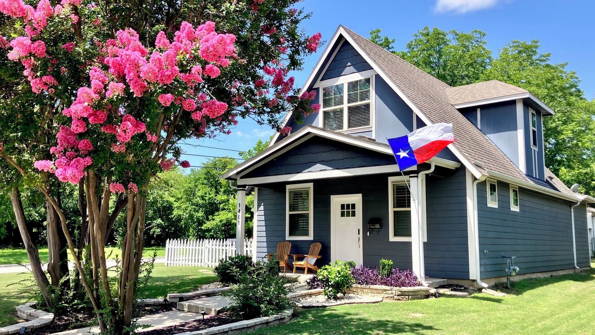 McKinney House | The Texas Bluebonnet, Spacious 3 Bdrm Home in Downtown McKinney Area