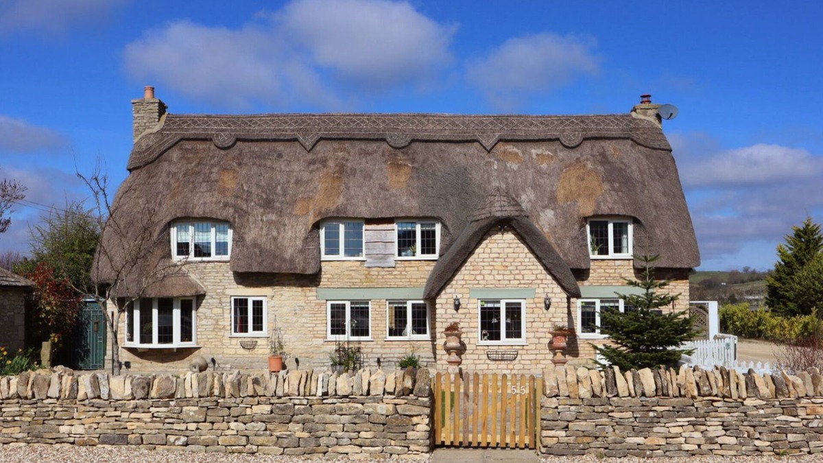 Gotherington Cottage | The Thatch House - sleeps 8 guests in 4 bedrooms