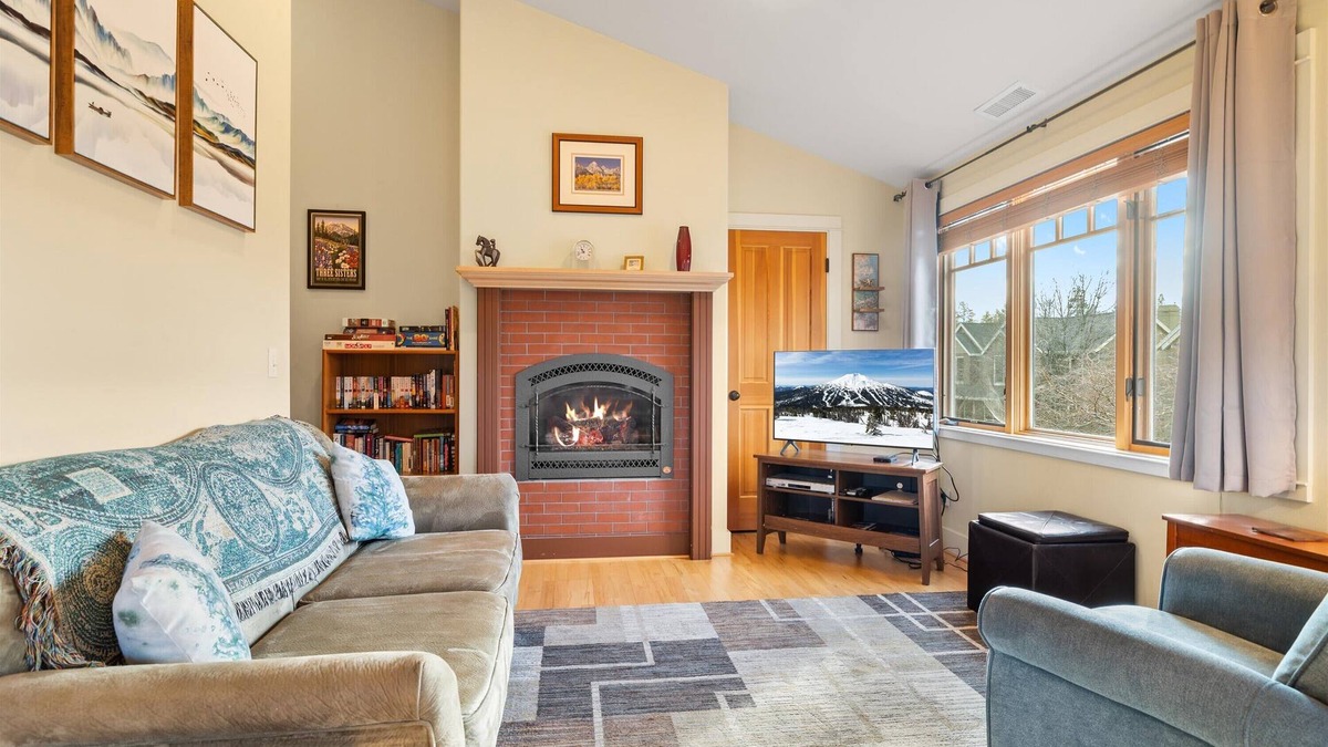 Sisters Condo | The Three Sisters! Walk to Downtown - 2BDR