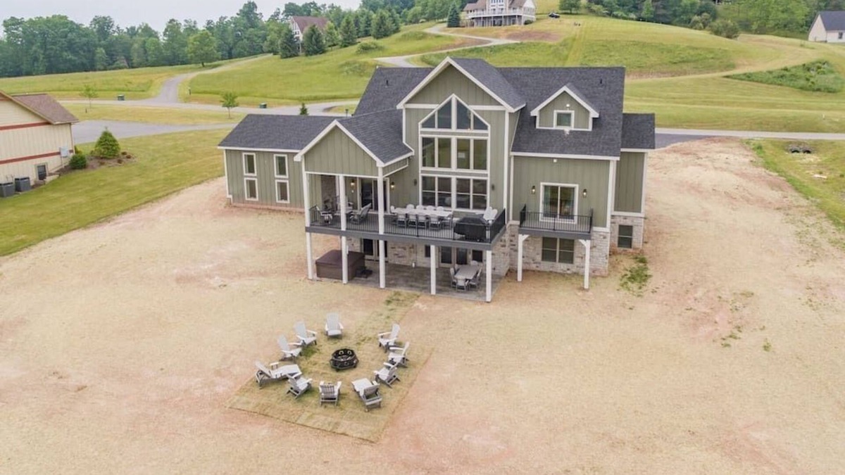 Waterfront Greens House | The Tippy Canoe - Luxurious 8BR - Indoor Pool & Hot Tub - Deep Creek Lake -