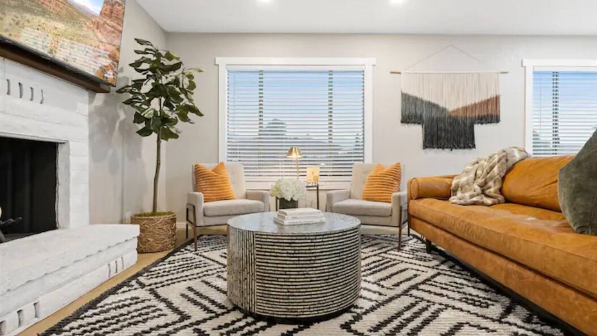 Cottonwood House | The Tipsy Moon-New Hot Tub-Beautiful Mid-Century Modern Home-20min to Sedona