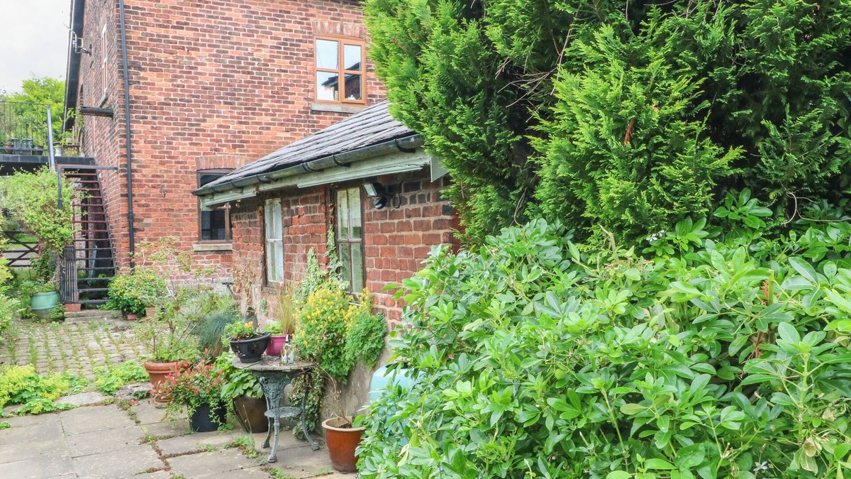 Warrington Cottage | THE TOOLSHED, romantic, character holiday cottage in Birchwood