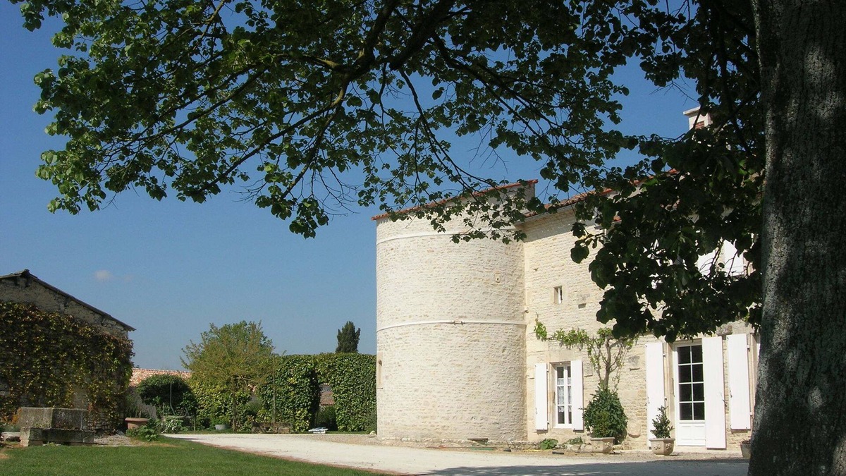 Saint-Pierre-d'Amilly House | The tower of the old castle: holidays 100% cozy natural