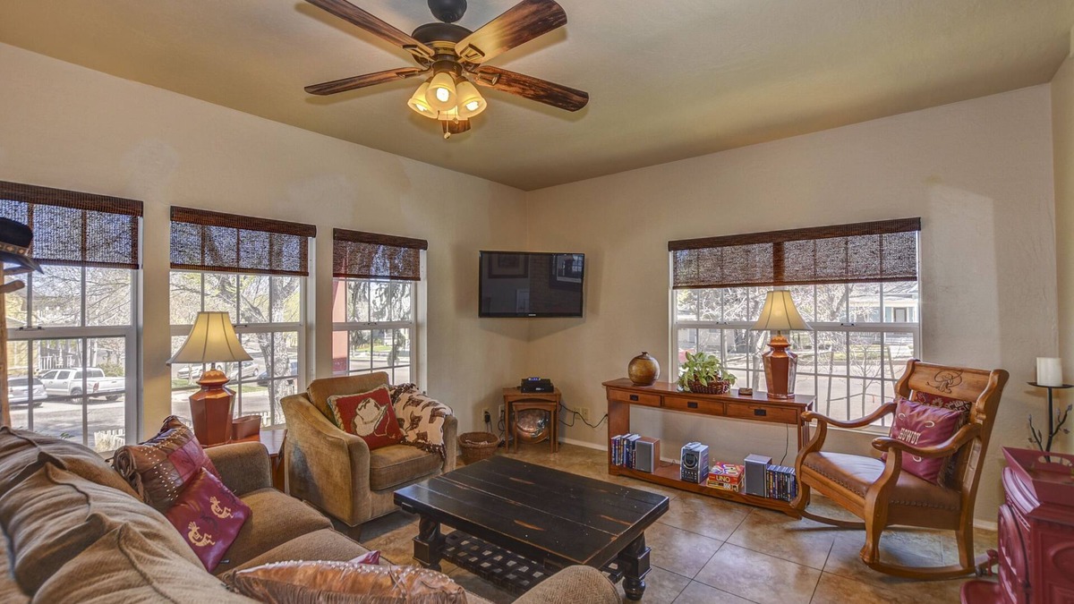 Prescott House | The Townhouse a spacious 2 bedroom near Whisky Row on quiet Union Street