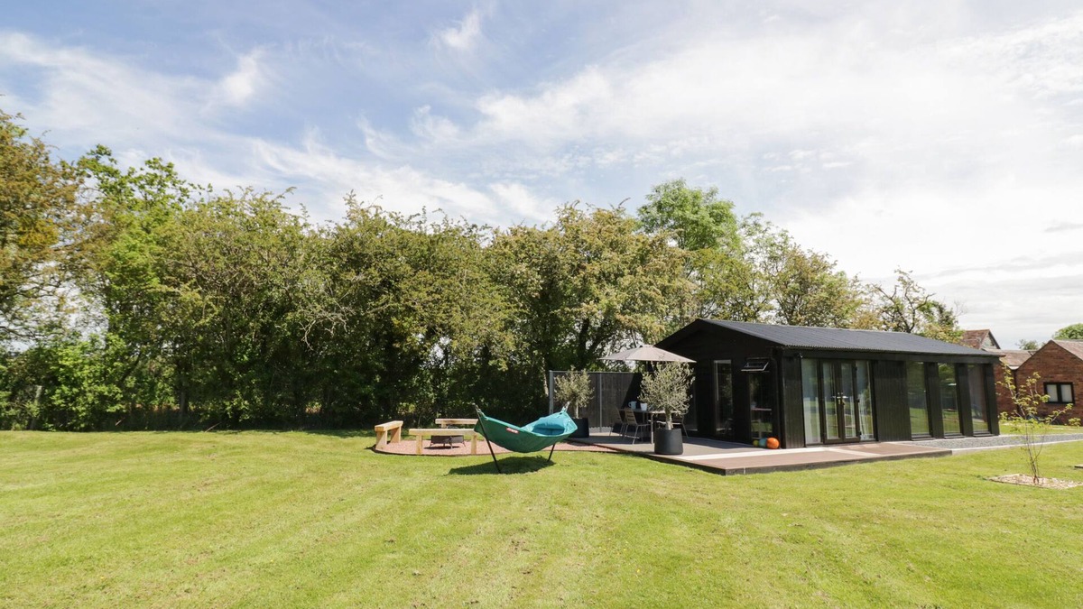 Grimley Cottage | THE TRACTOR SHED, with a garden in Broadheath