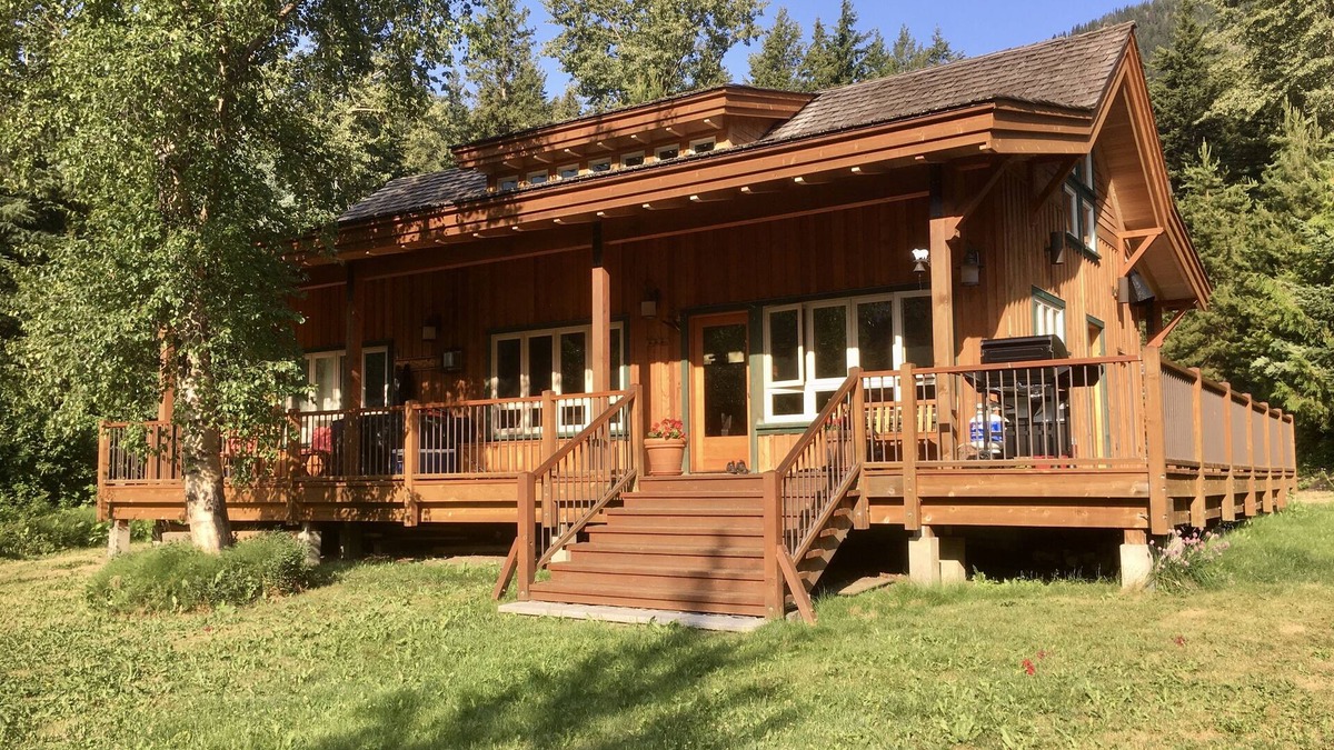 Gold Bridge Cabin | The Trailhead : Lakefront Cabin @ Tyaughton Lake