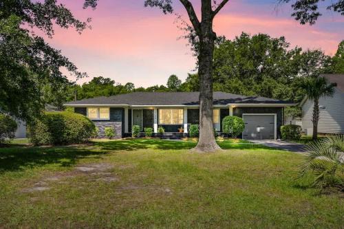 North Charleston House | The Tranquil Token-Hot Tub & Ping Pong Table