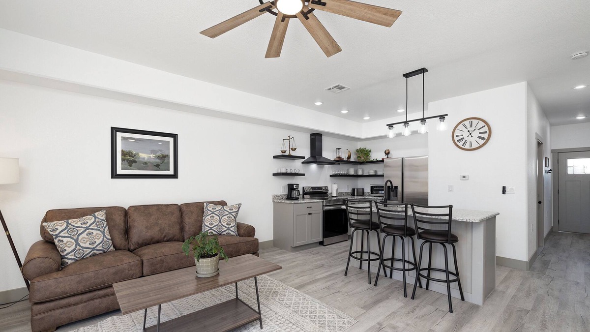 Stockton House | The Traveler at Lake Town Estates. Only 10 minutes from Stockton Lake!