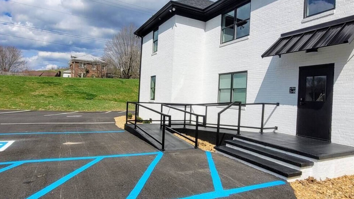 Tazewell Apartment | The Traveler on Main - Suite #7- ADA Compliant- Across the Street from Back of the Dragon!
