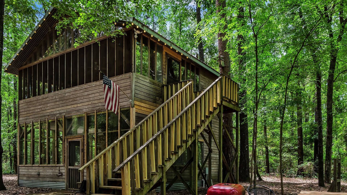 Tyler Cabin | The Tree House 1 Bedroom Cabin by Redawning
