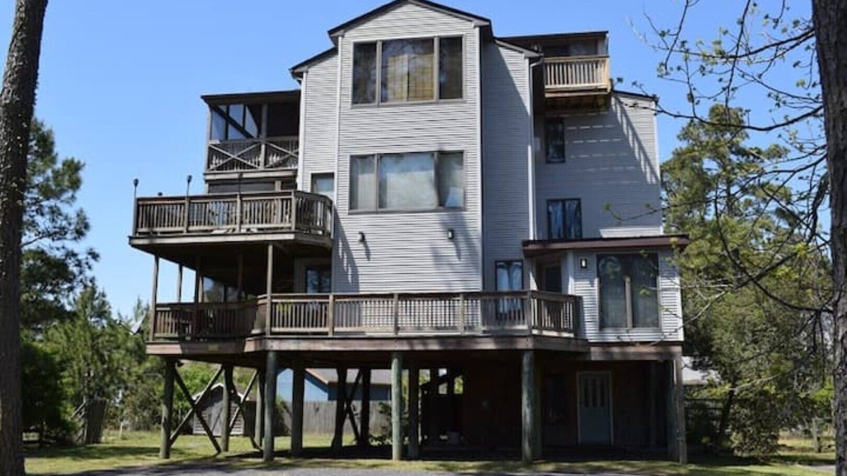 Piney Island House | The Tree House-Close to Beach Beautiful Views!