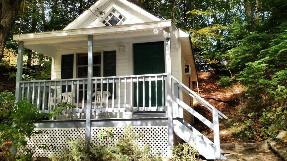 East Lyme House | The Tree House (Cottage 7)