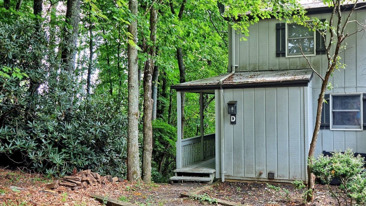 Fleetwood Condo | The Tree House-Open for Bookings! Affordable, WIFI, Arcade Game, Pinball