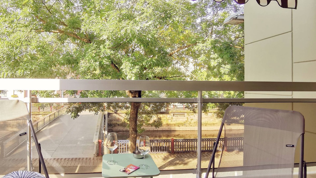Belfort Apartment | The tree-lined quays