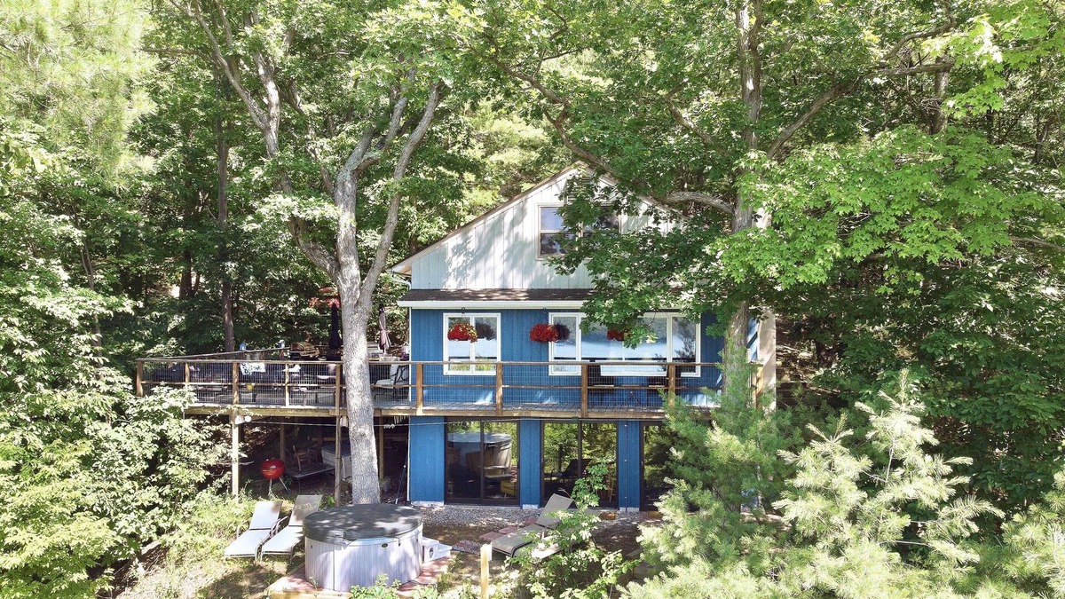 Holcomb Cottage | The Treehouse on Canandaigua Lake-5+ bdrms, Hot Tub, fireplace,large deck, games