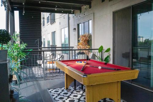 North Burnet Apartment | The Treehouse Spacious & Fun 2BR Retreat in the Heart of the Domain