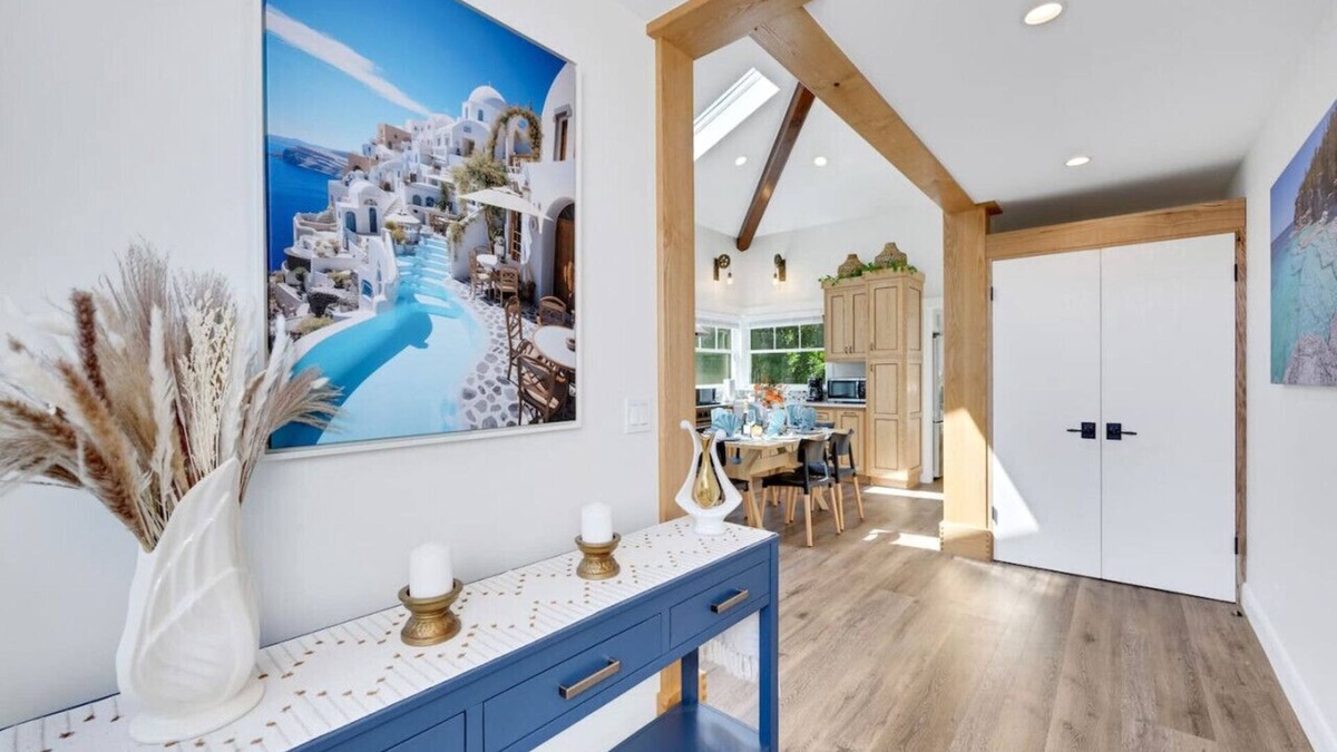 Altadena House | The TrendSetter: Near Universal Studios, Crypto Arena, and the Rose Bowl