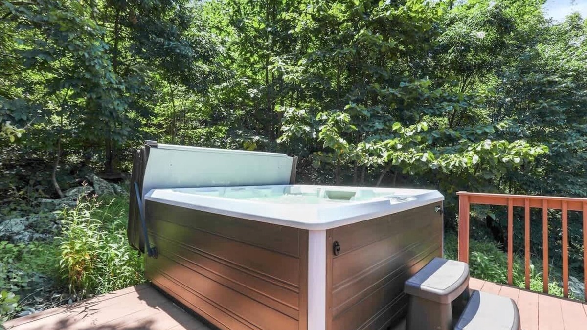 Front Royal Cabin | The Trillium Cabin | Hot Tub, Games, Views, & More