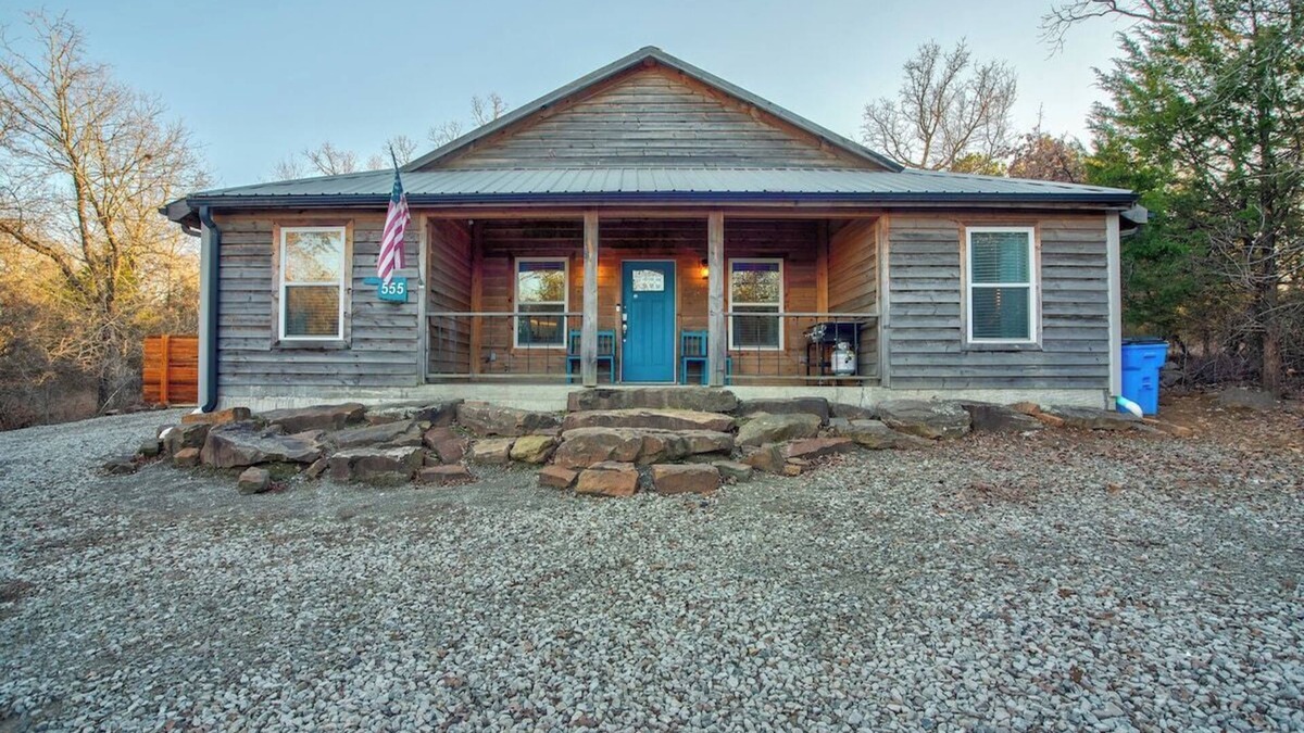Longtown Cabin | The Triple Nickel Eufaula · Cozy Eufaula Cabin | Hot Tub & Fire Pit Retreat