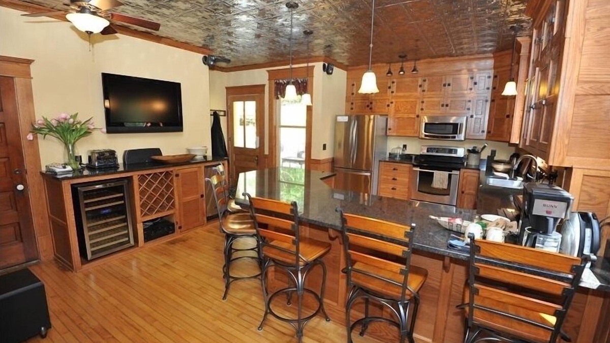 Alma House | The Tritsch House -Beautifully Restored Queen Anne Alma WI - Central Air
