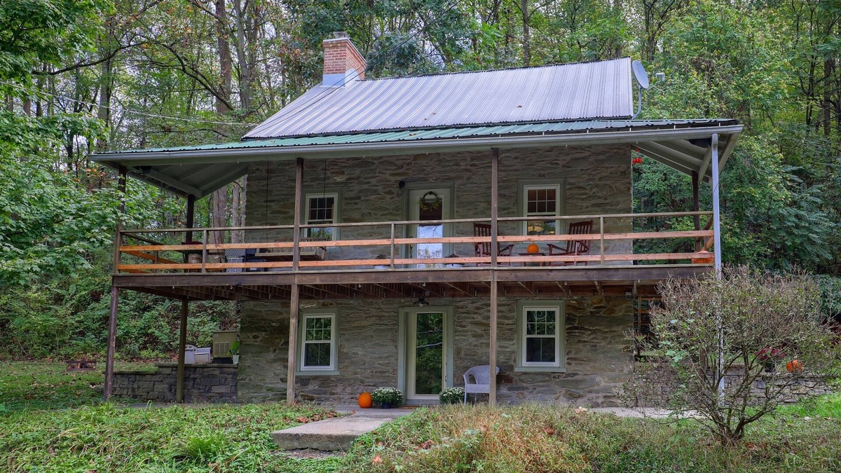 Pequea House | The Trolley House - A romantic getaway/1 bedroom/1 bath/2 beds