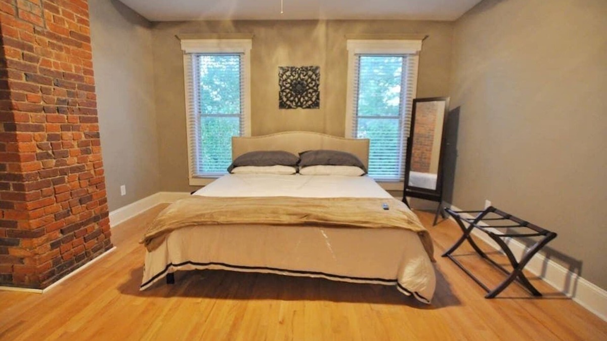 Italian Village House | The Troubadour- Great Location