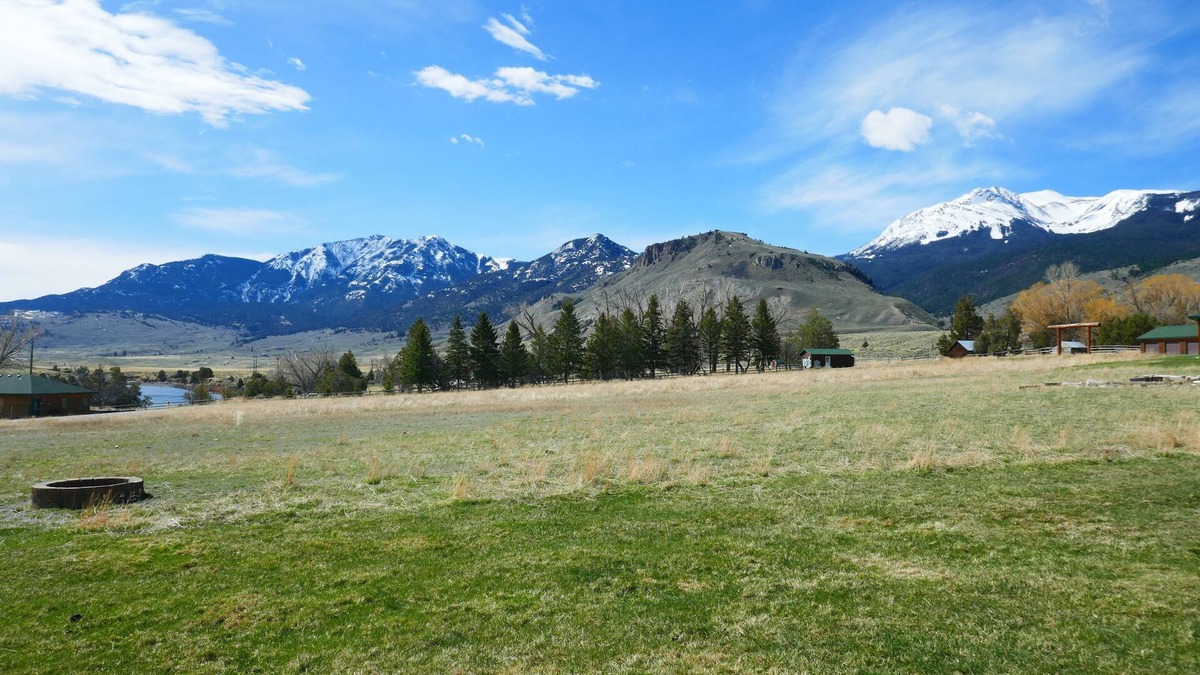 Gardiner Cabin | THE TROUT HAVEN/MOUNTAIN VIEW at Yellowstone