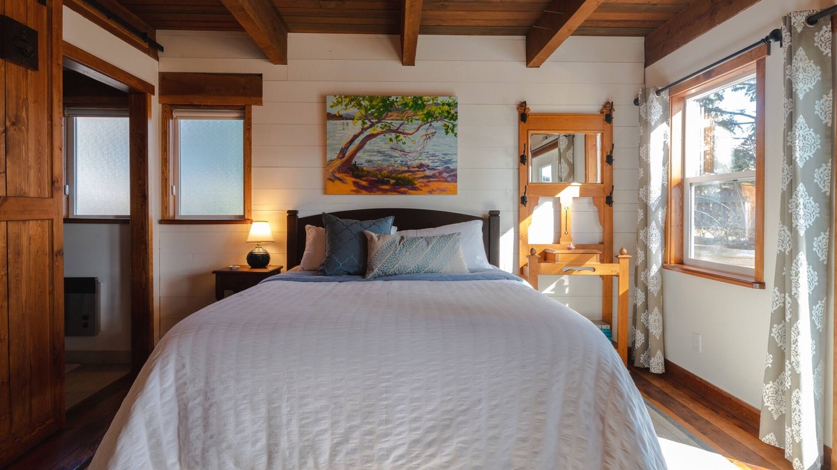 Central Okanagan Cottage | The Tuck Away Suite in historic Peachland