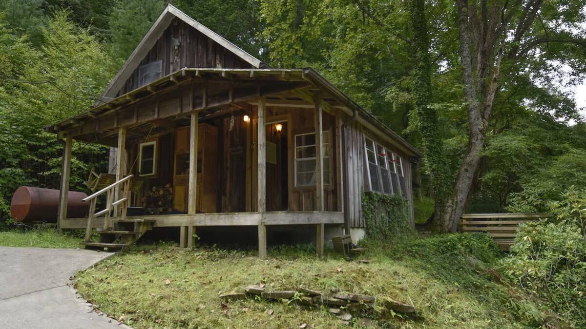 Topton Cabin | The Tulip Poplar Cabin - Perfect for Two People
