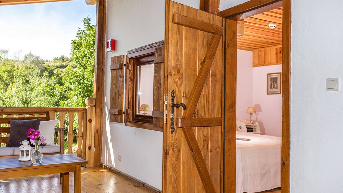 Dubnitsa Bed & Breakfast | The Tulip room, a small room in a large space!